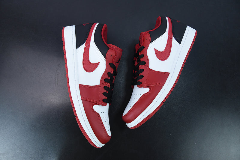 Jordan 1 Low Bulls