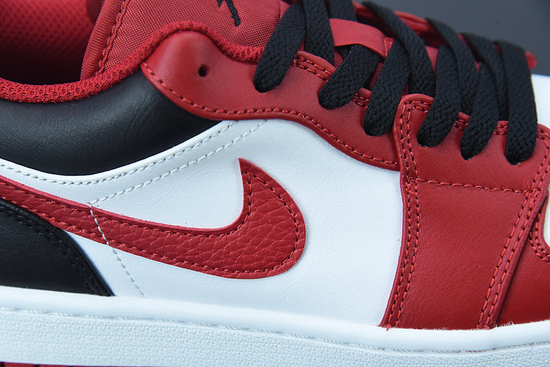 Jordan 1 Low Bulls