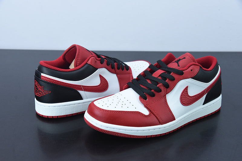 Jordan 1 Low Bulls